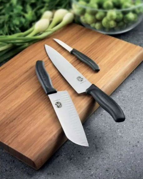 Μαχαίρι Santoku 17cm με αυλακώσεις, λαβή Fibrox, Victorinox 5.2523.17, ΜΑΥΡΟ