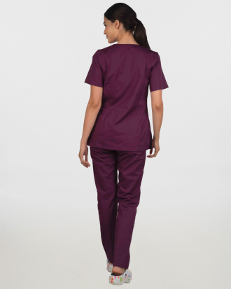 Γυναικείο σετ, (Scrub) μπλούζα με λαιμό βε και παντελόνι με ελαστική μέση και 3 τσέπες σε σκούρο μωβ χρώμα,MONDAI