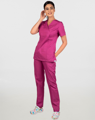 Γυναικείο σετ, (Scrub) μπλούζα με λαιμό βε και παντελόνι με ελαστική μέση και 3 τσέπες στο χρώμα του βατόμουρου,MONDAI